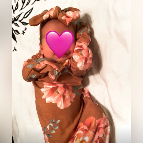 Newborn knotted gown & bow - Picture 6 of 6